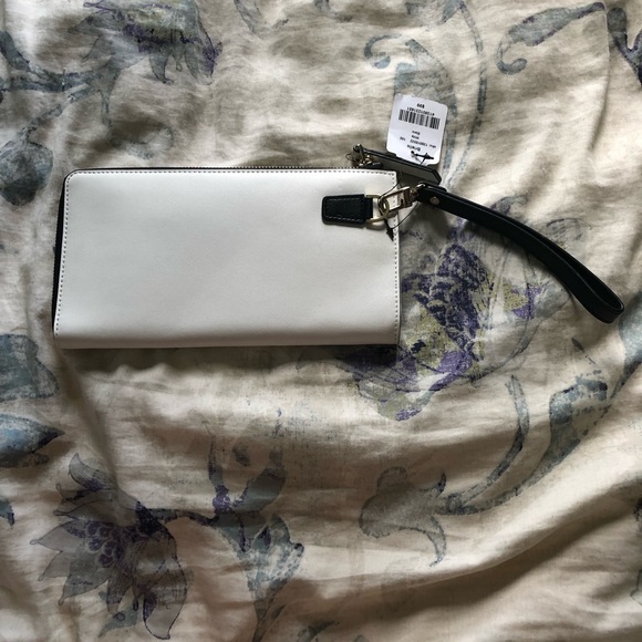 Danier leather wallet with removable strap in white - Picture 3 of 8